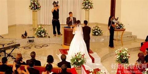 打造专属婚礼盛典 专业司仪团队，点燃爱与欢乐的盛宴